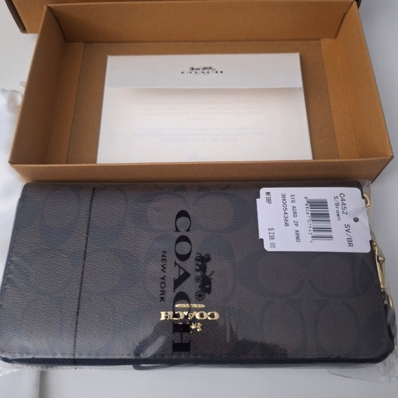 Coach Handbags - BRAND NEW COACH Wallet Gift Set- In plastic with box, dust bag, and store bag
